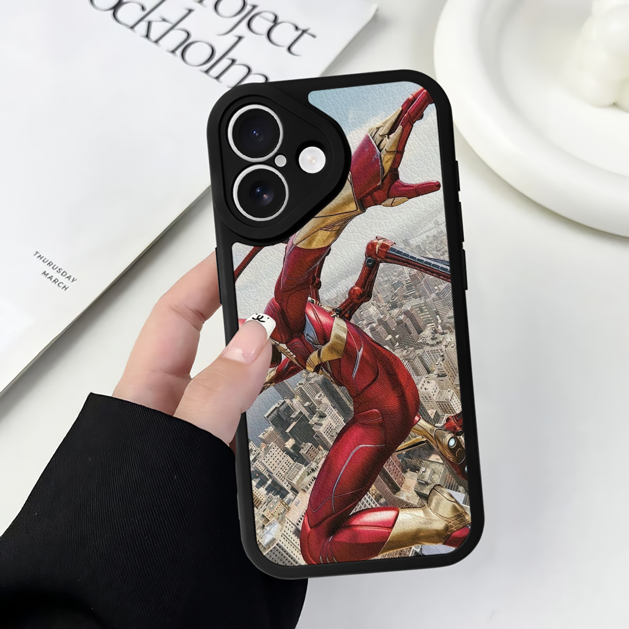 Spider Man スパイダーマン 【iPhone 16シリーズ対応】シリコンスマホケース（レザー調） 材質：シリコン